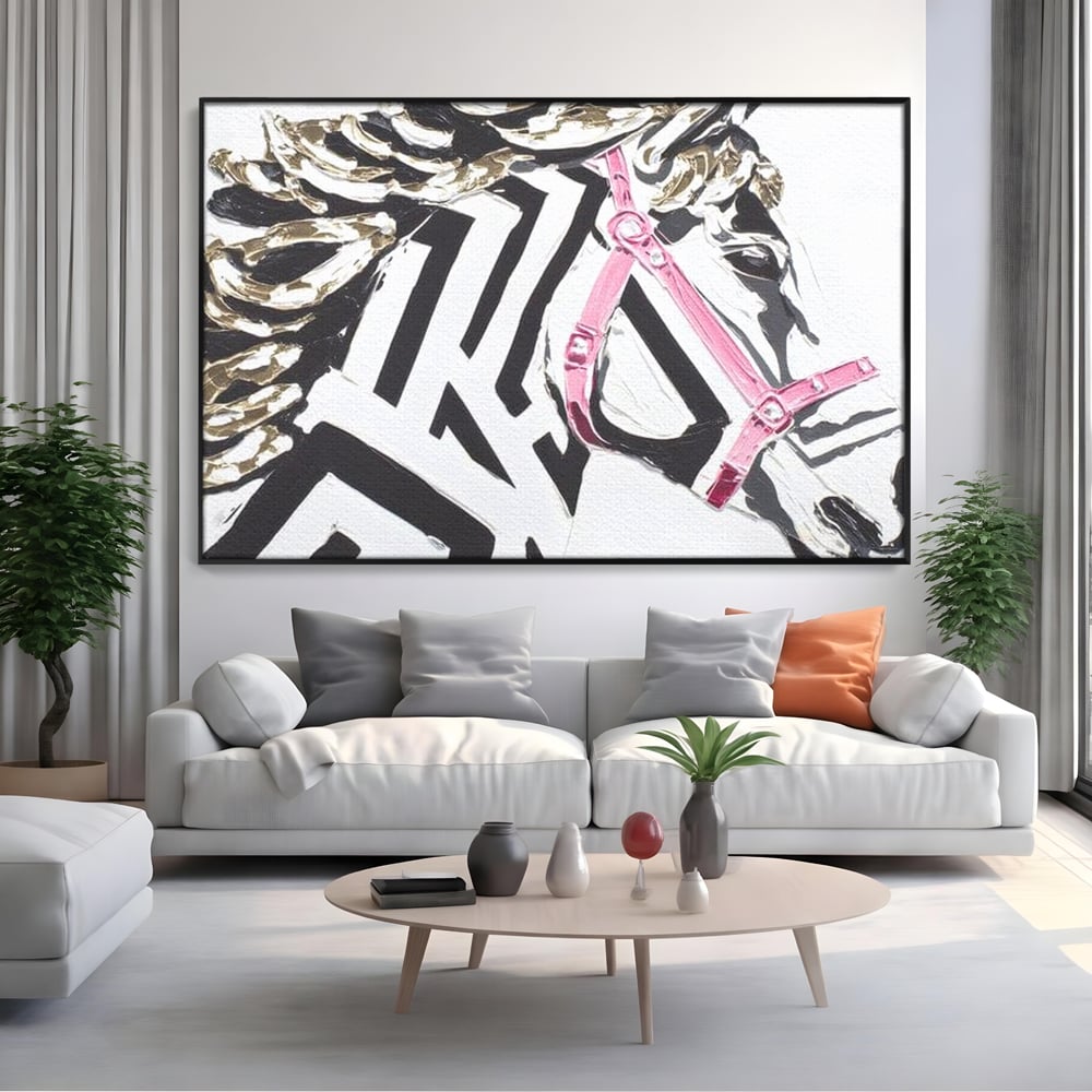 Tablou canvas cu tablou canvas cu cap de armasar, in rama de aluminiu negru, pe perete intr-un living